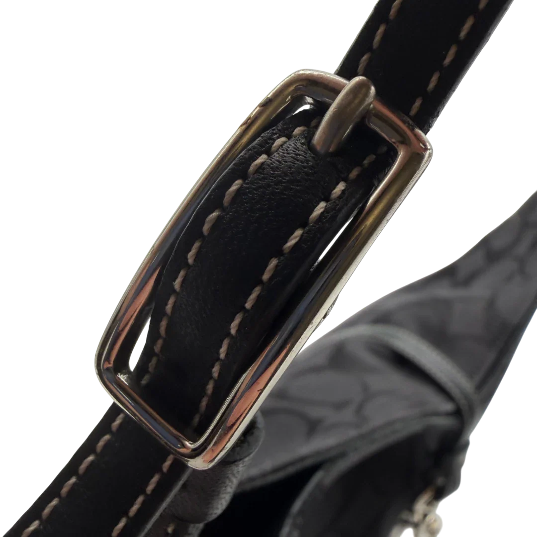 https://cdn.shopify.com/s/files/1/0564/9376/8855/files/Coach_Schultertasche_Jackie_Signature_schwarz_13.webp?v=1782310599