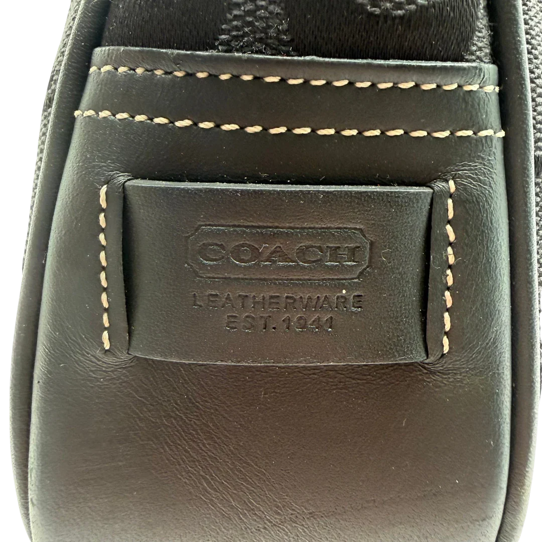https://cdn.shopify.com/s/files/1/0564/9376/8855/files/Coach_Schultertasche_Jackie_Signature_schwarz_14.webp?v=1782310599