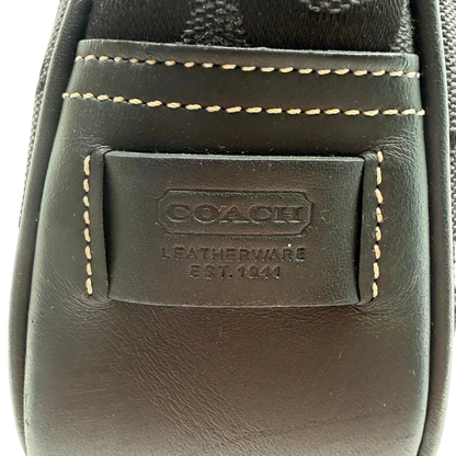 https://cdn.shopify.com/s/files/1/0564/9376/8855/files/Coach_Schultertasche_Jackie_Signature_schwarz_14.webp?v=1782310599