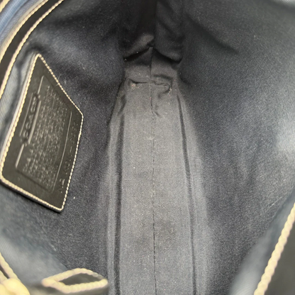 https://cdn.shopify.com/s/files/1/0564/9376/8855/files/Coach_Schultertasche_Jackie_Signature_schwarz_15.webp?v=1782310599