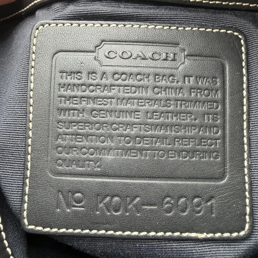 https://cdn.shopify.com/s/files/1/0564/9376/8855/files/Coach_Schultertasche_Jackie_Signature_schwarz_16.webp?v=1782310600