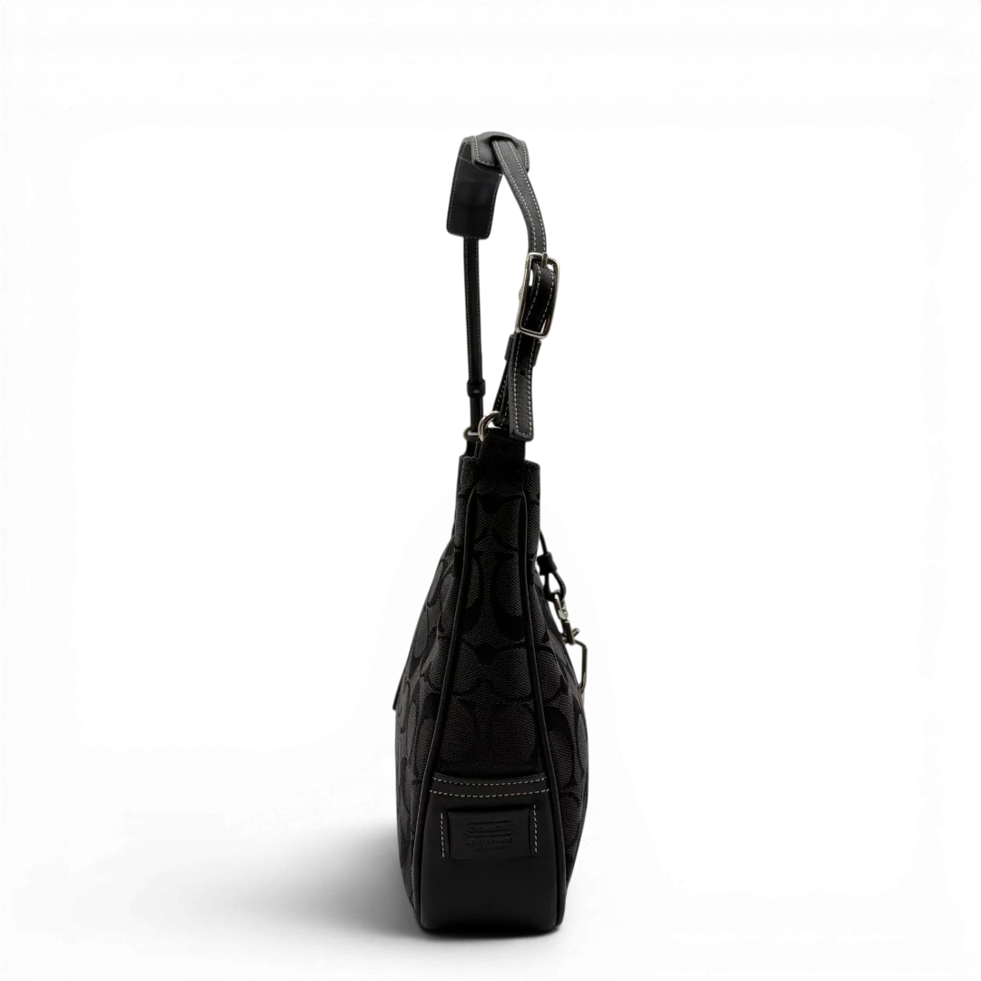 https://cdn.shopify.com/s/files/1/0564/9376/8855/files/Coach_Schultertasche_Jackie_Signature_schwarz_4.webp?v=1782310598