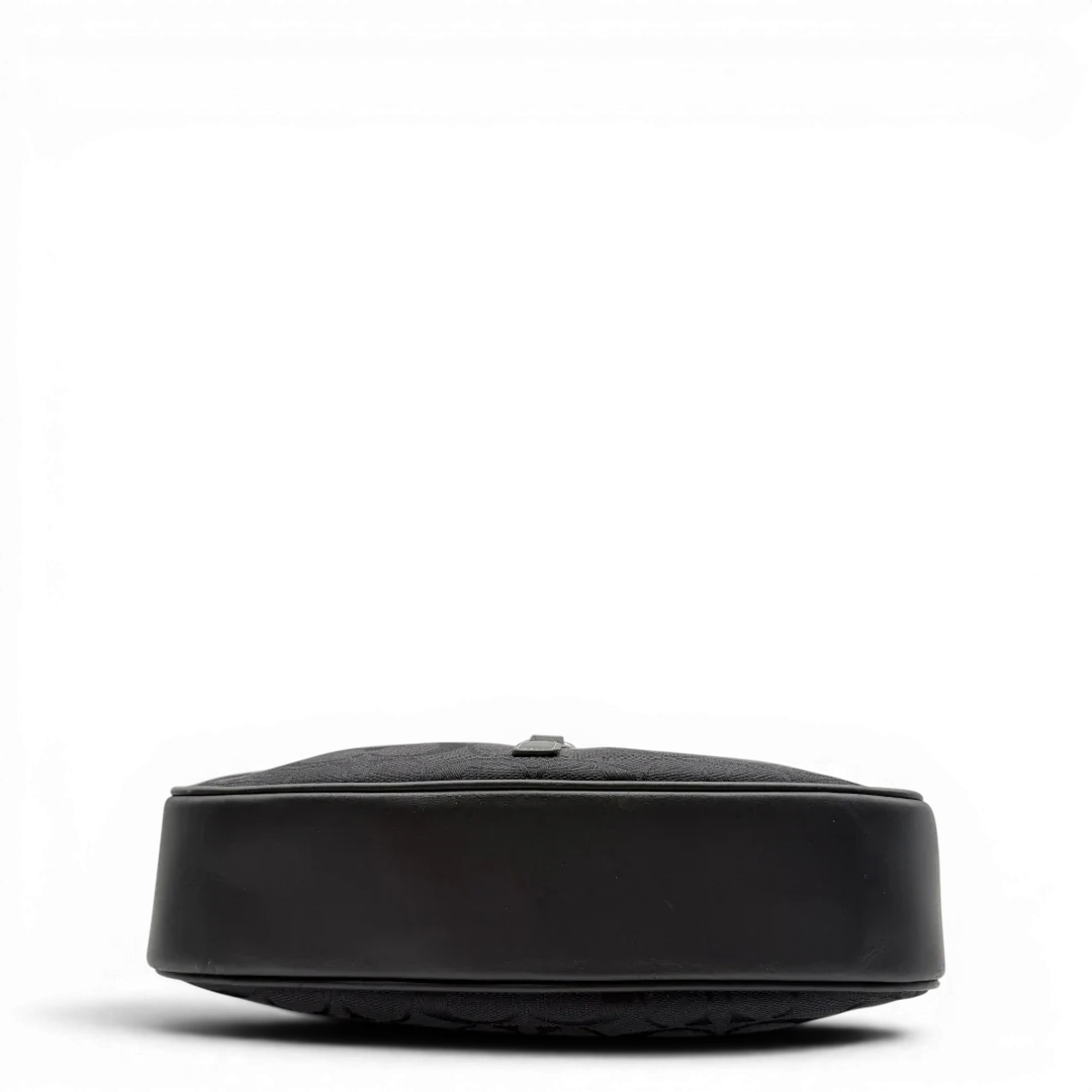 https://cdn.shopify.com/s/files/1/0564/9376/8855/files/Coach_Schultertasche_Jackie_Signature_schwarz_5.webp?v=1782310598