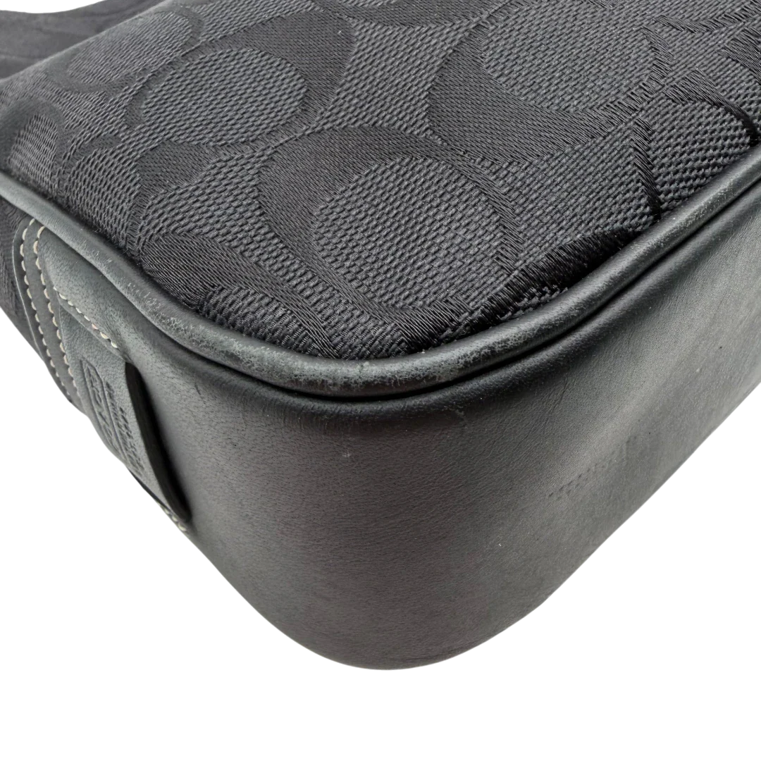 https://cdn.shopify.com/s/files/1/0564/9376/8855/files/Coach_Schultertasche_Jackie_Signature_schwarz_6.webp?v=1782310599