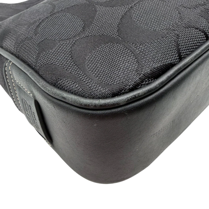 https://cdn.shopify.com/s/files/1/0564/9376/8855/files/Coach_Schultertasche_Jackie_Signature_schwarz_6.webp?v=1782310599