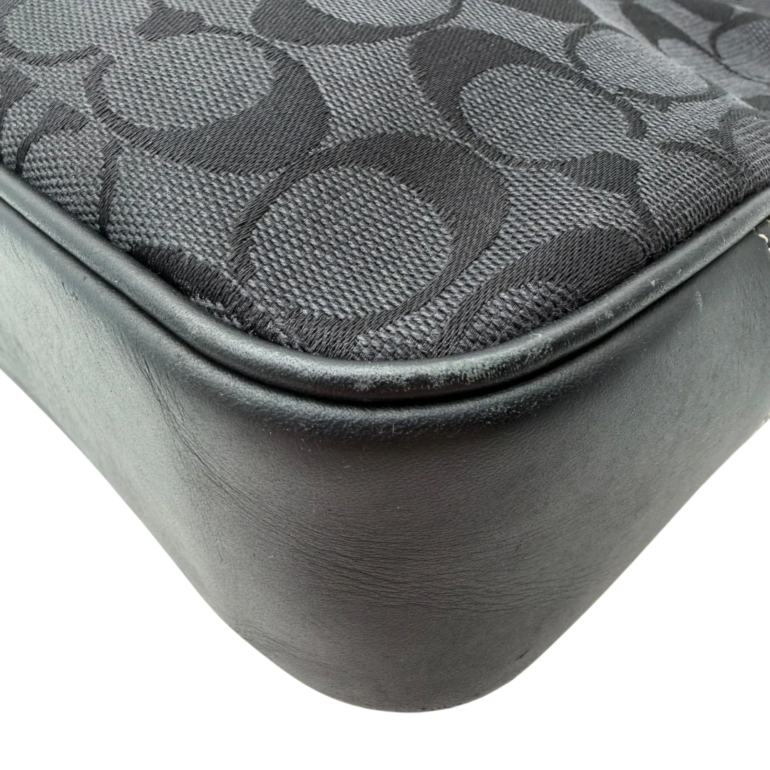https://cdn.shopify.com/s/files/1/0564/9376/8855/files/Coach_Schultertasche_Jackie_Signature_schwarz_7.webp?v=1782310599