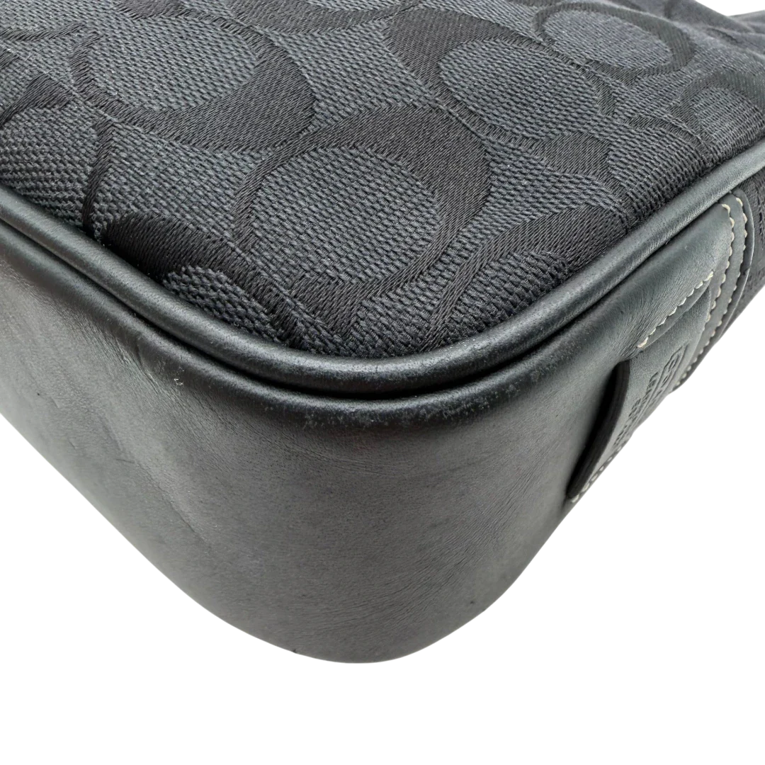 https://cdn.shopify.com/s/files/1/0564/9376/8855/files/Coach_Schultertasche_Jackie_Signature_schwarz_8.webp?v=1782310599