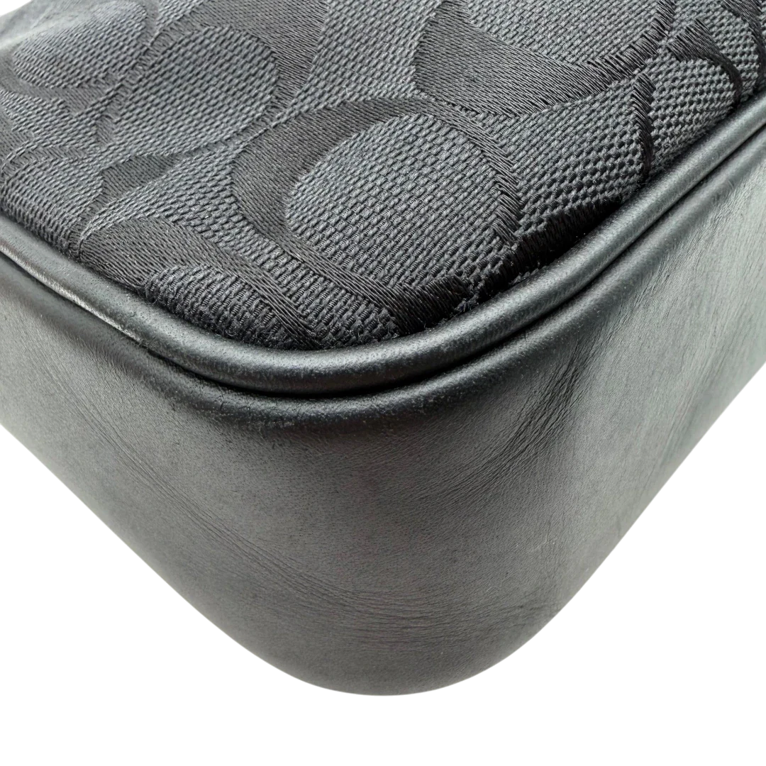 https://cdn.shopify.com/s/files/1/0564/9376/8855/files/Coach_Schultertasche_Jackie_Signature_schwarz_9.webp?v=1782310599