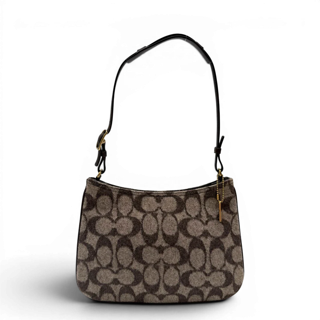https://cdn.shopify.com/s/files/1/0564/9376/8855/files/Coach_Schultertasche_Signature_aus_Wolle_beige_vintage7710.webp?v=1780487596