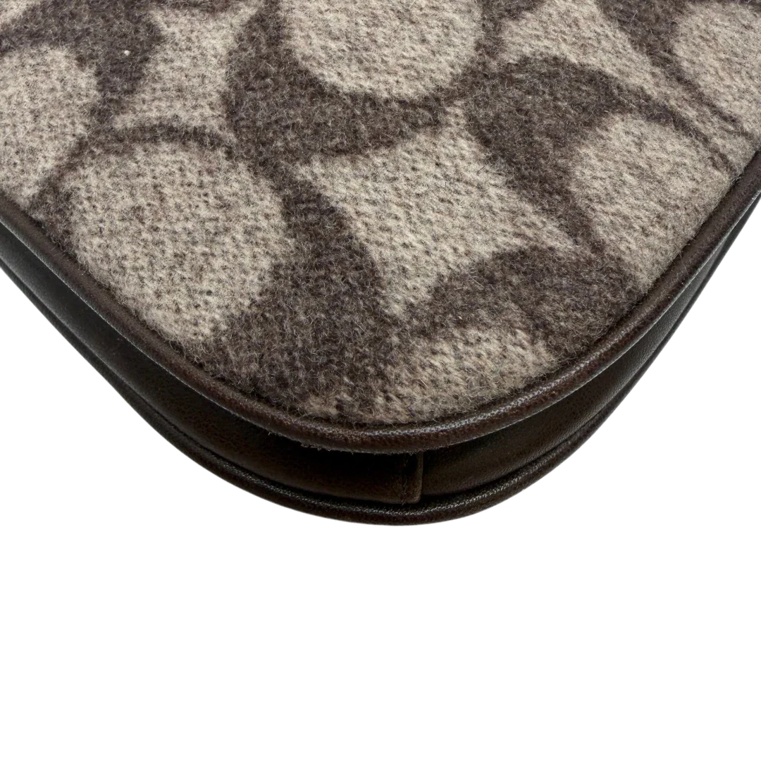 https://cdn.shopify.com/s/files/1/0564/9376/8855/files/Coach_Schultertasche_Signature_aus_Wolle_beige_vintage7717.webp?v=1780487597