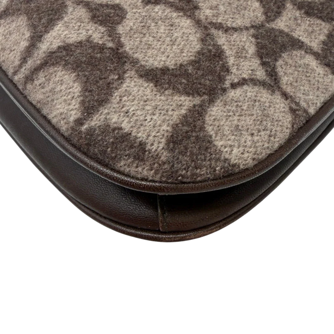 https://cdn.shopify.com/s/files/1/0564/9376/8855/files/Coach_Schultertasche_Signature_aus_Wolle_beige_vintage7718.webp?v=1780487597