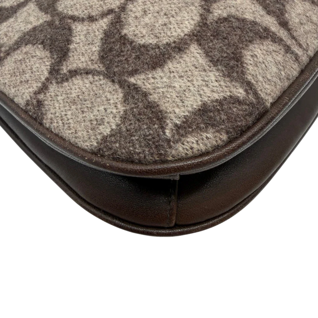 https://cdn.shopify.com/s/files/1/0564/9376/8855/files/Coach_Schultertasche_Signature_aus_Wolle_beige_vintage7719.webp?v=1780487597