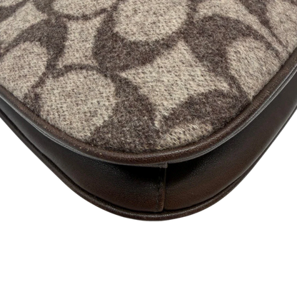 https://cdn.shopify.com/s/files/1/0564/9376/8855/files/Coach_Schultertasche_Signature_aus_Wolle_beige_vintage7719.webp?v=1780487597