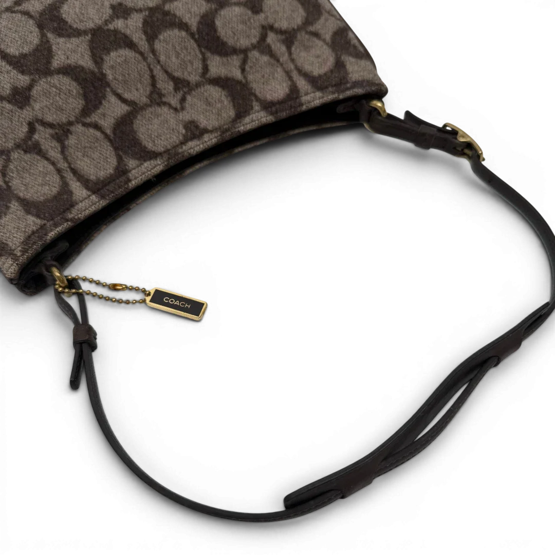 https://cdn.shopify.com/s/files/1/0564/9376/8855/files/Coach_Schultertasche_Signature_aus_Wolle_beige_vintage7722.webp?v=1780487596