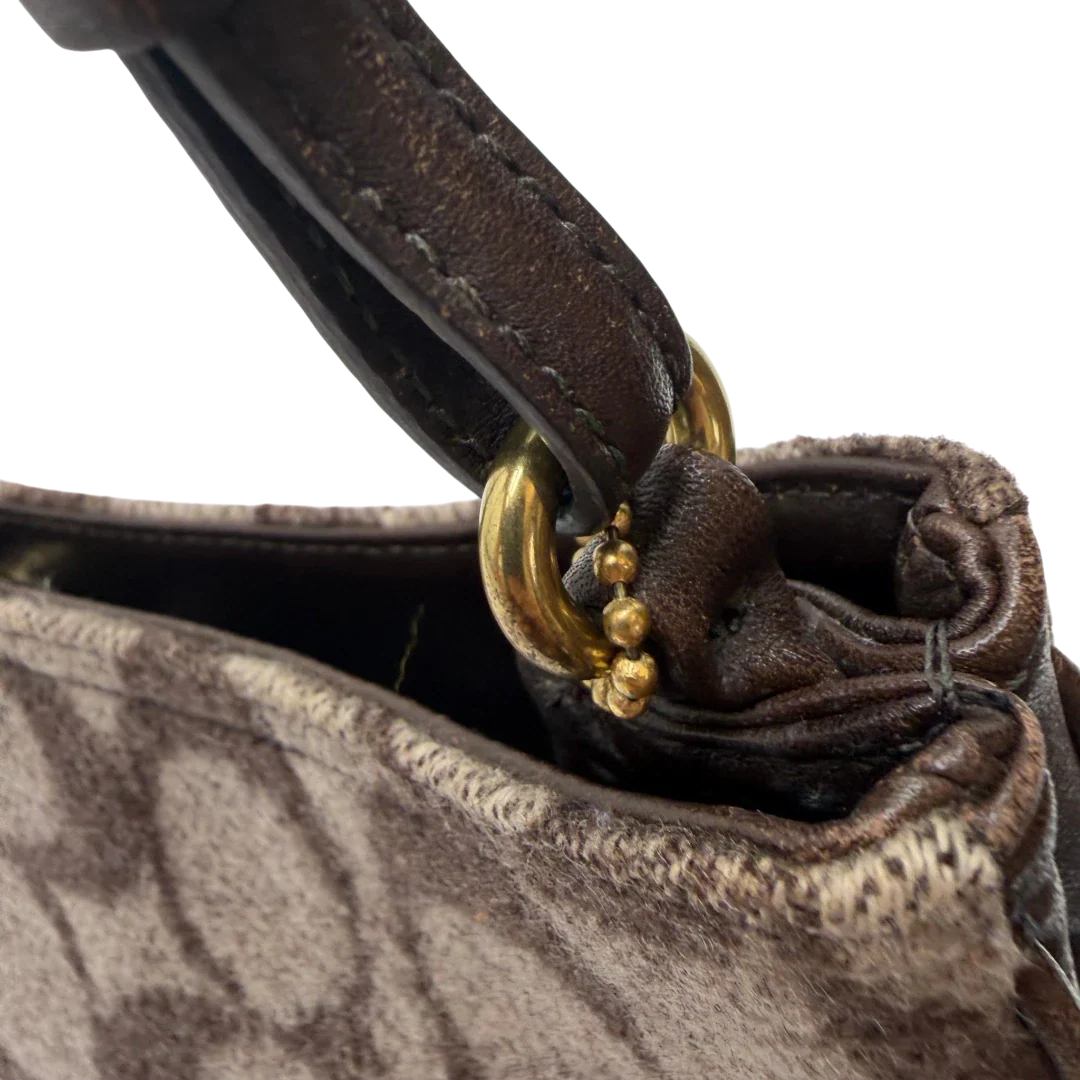 https://cdn.shopify.com/s/files/1/0564/9376/8855/files/Coach_Schultertasche_Signature_aus_Wolle_beige_vintage7725.webp?v=1780487597