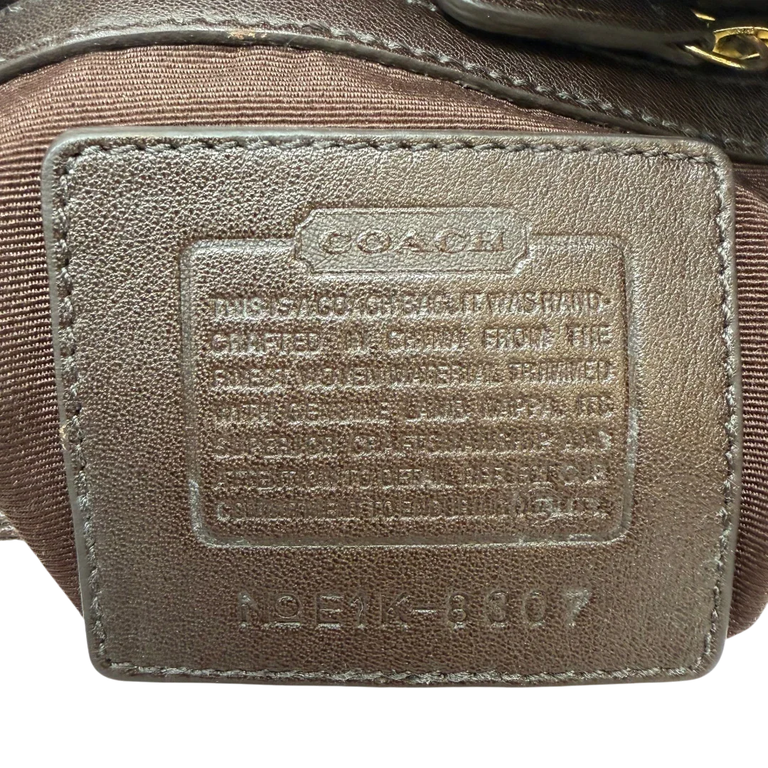https://cdn.shopify.com/s/files/1/0564/9376/8855/files/Coach_Schultertasche_Signature_aus_Wolle_beige_vintage7727.webp?v=1780487597