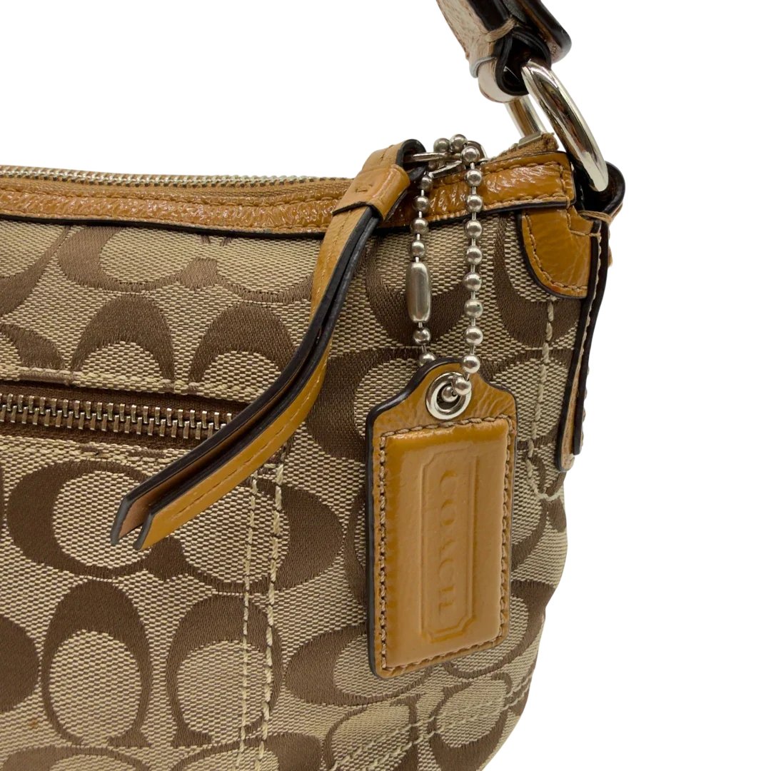 https://cdn.shopify.com/s/files/1/0564/9376/8855/files/Coach_Schultertasche_Signature_beige_11.webp?v=1782896647