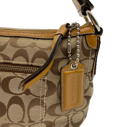 https://cdn.shopify.com/s/files/1/0564/9376/8855/files/Coach_Schultertasche_Signature_beige_11.webp?v=1782896647