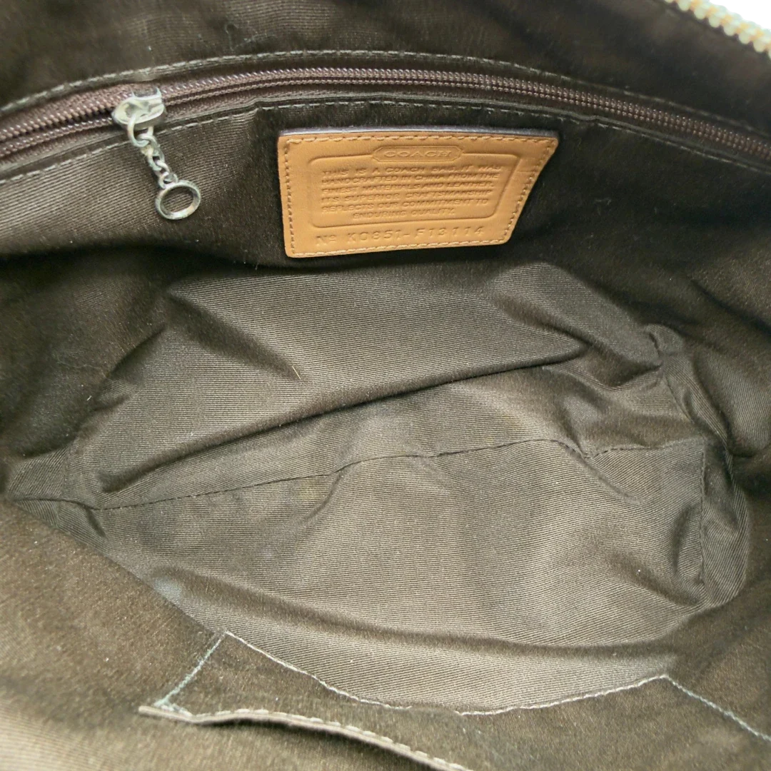 https://cdn.shopify.com/s/files/1/0564/9376/8855/files/Coach_Schultertasche_Signature_beige_14.webp?v=1782896647