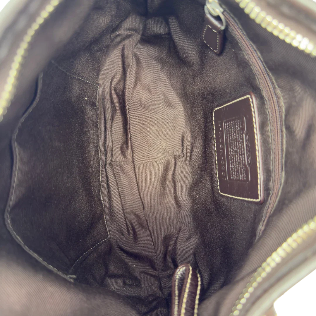 https://cdn.shopify.com/s/files/1/0564/9376/8855/files/Coach_Schultertasche_Signature_beige_15_97bc33d6-0292-4328-9f08-e7ecb8a6b405.webp?v=1782903795