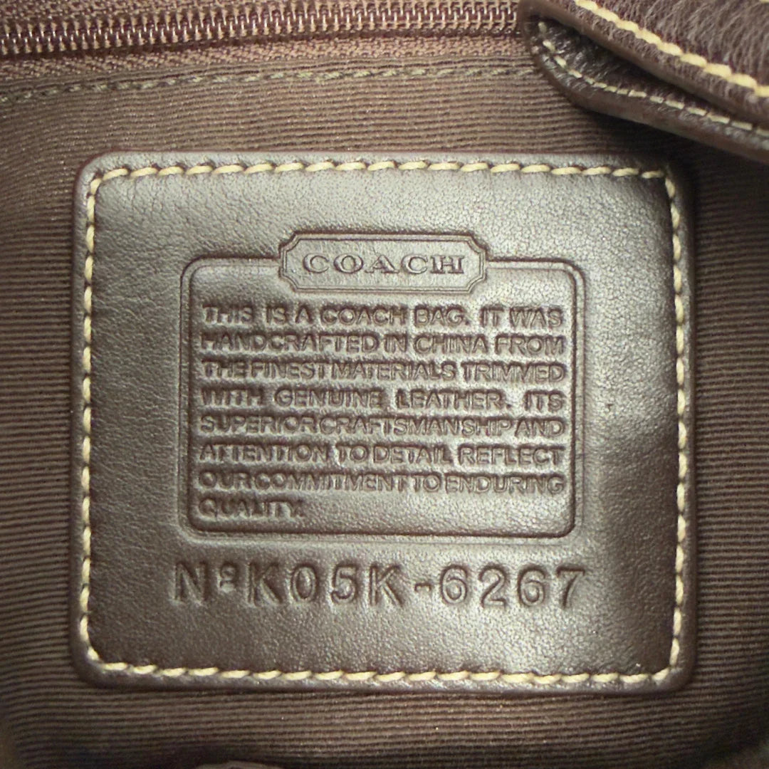 https://cdn.shopify.com/s/files/1/0564/9376/8855/files/Coach_Schultertasche_Signature_beige_16_cdd27489-c7aa-49c7-ae51-a27a9d0bcced.webp?v=1782903795
