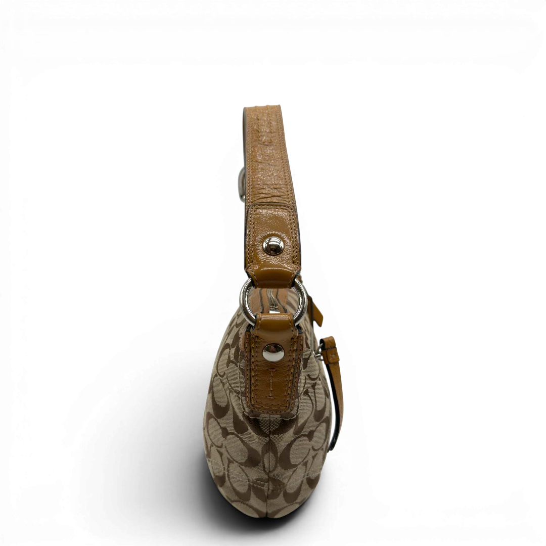 https://cdn.shopify.com/s/files/1/0564/9376/8855/files/Coach_Schultertasche_Signature_beige_3.webp?v=1782896647