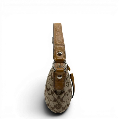 https://cdn.shopify.com/s/files/1/0564/9376/8855/files/Coach_Schultertasche_Signature_beige_3.webp?v=1782896647