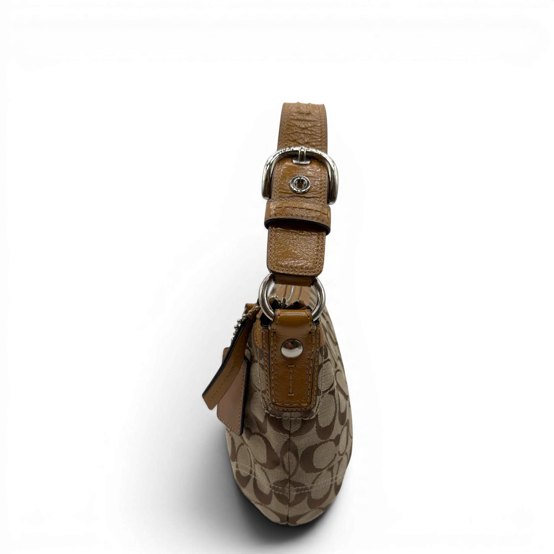 https://cdn.shopify.com/s/files/1/0564/9376/8855/files/Coach_Schultertasche_Signature_beige_4.webp?v=1782896646