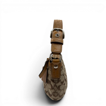 https://cdn.shopify.com/s/files/1/0564/9376/8855/files/Coach_Schultertasche_Signature_beige_4.webp?v=1782896646
