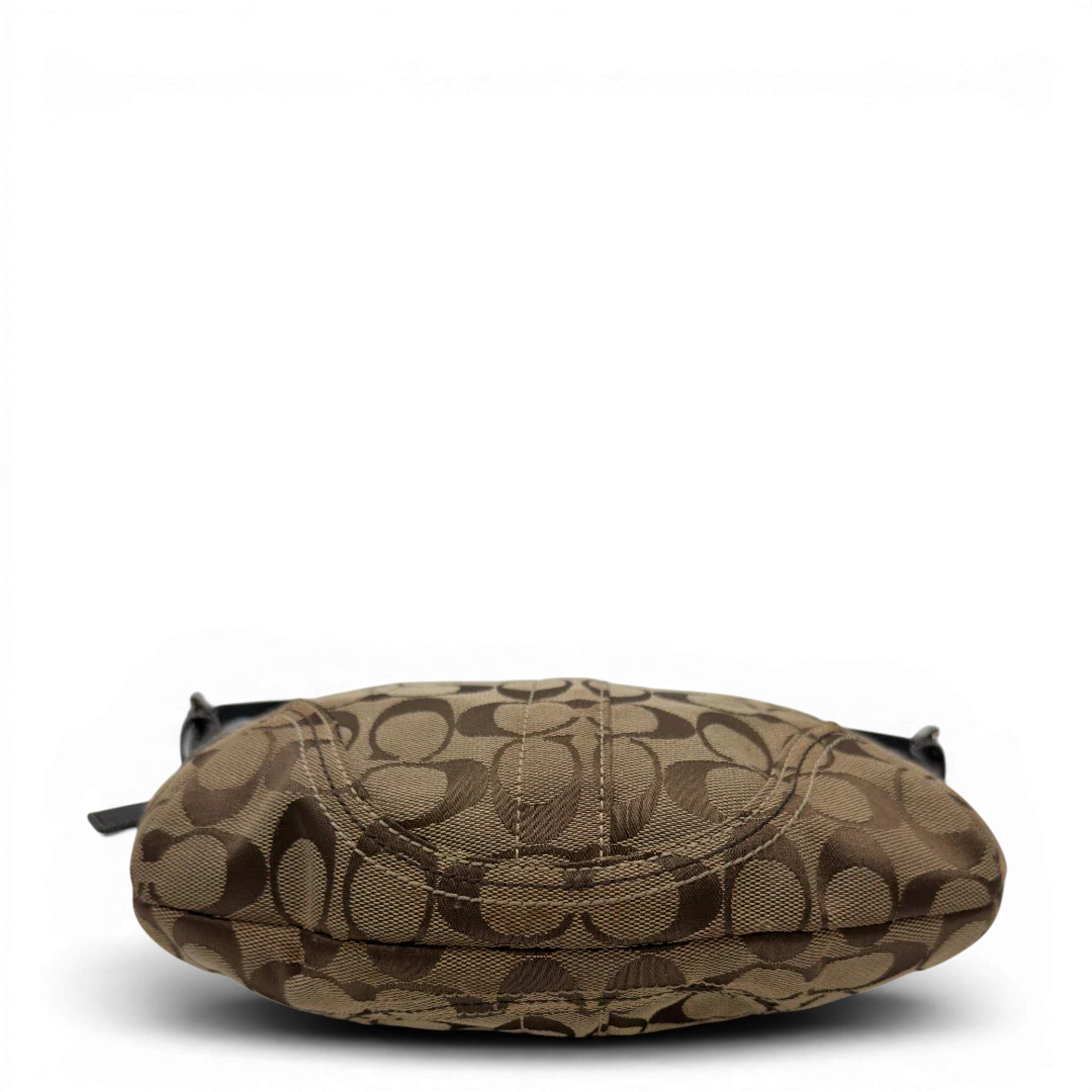 https://cdn.shopify.com/s/files/1/0564/9376/8855/files/Coach_Schultertasche_Signature_beige_5_3d9f4e84-05de-4474-a43e-72edc080c6d6.webp?v=1782903794