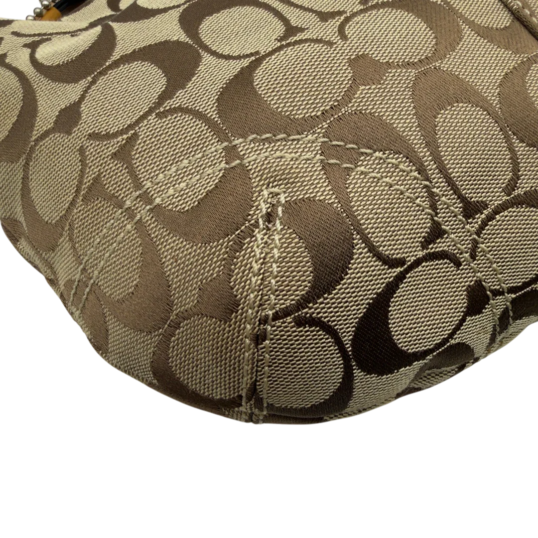 https://cdn.shopify.com/s/files/1/0564/9376/8855/files/Coach_Schultertasche_Signature_beige_9.webp?v=1782896647
