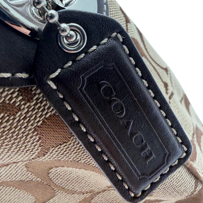 https://cdn.shopify.com/s/files/1/0564/9376/8855/files/Coach_Schultertasche_Signature_beige___braun_11.webp?v=1782312990