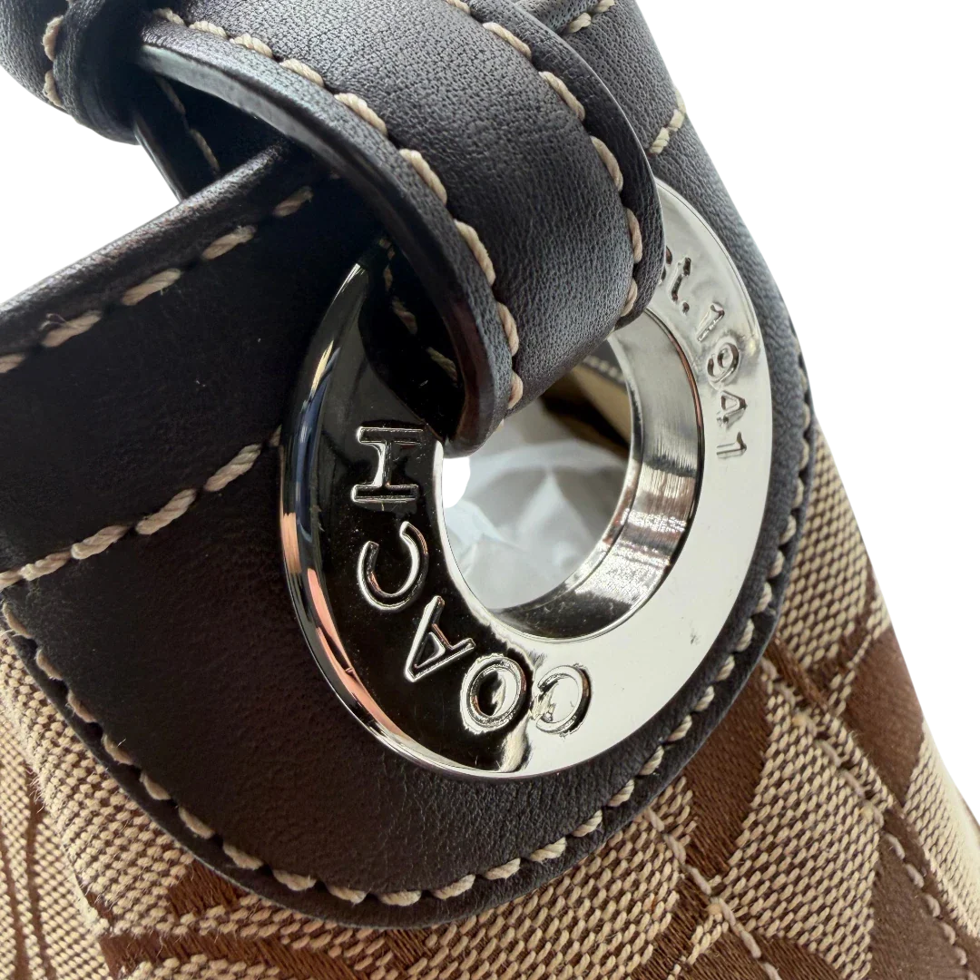 https://cdn.shopify.com/s/files/1/0564/9376/8855/files/Coach_Schultertasche_Signature_beige___braun_12.webp?v=1782312990