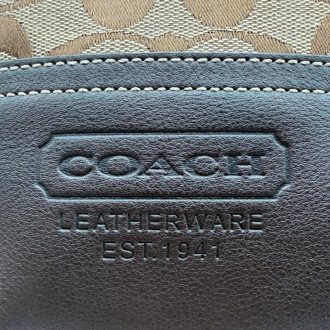https://cdn.shopify.com/s/files/1/0564/9376/8855/files/Coach_Schultertasche_Signature_beige___braun_13.webp?v=1782312992