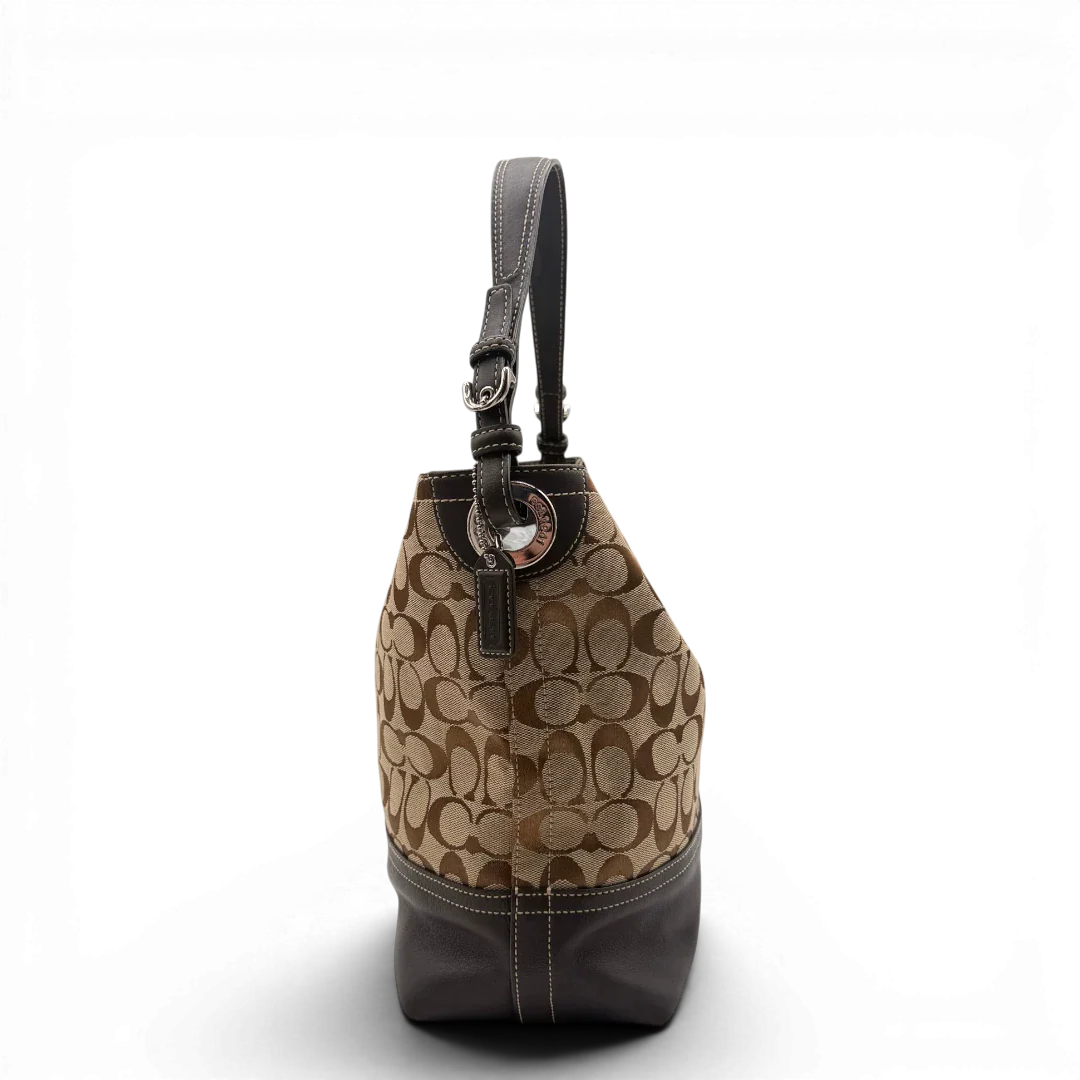 https://cdn.shopify.com/s/files/1/0564/9376/8855/files/Coach_Schultertasche_Signature_beige___braun_3.webp?v=1782312990