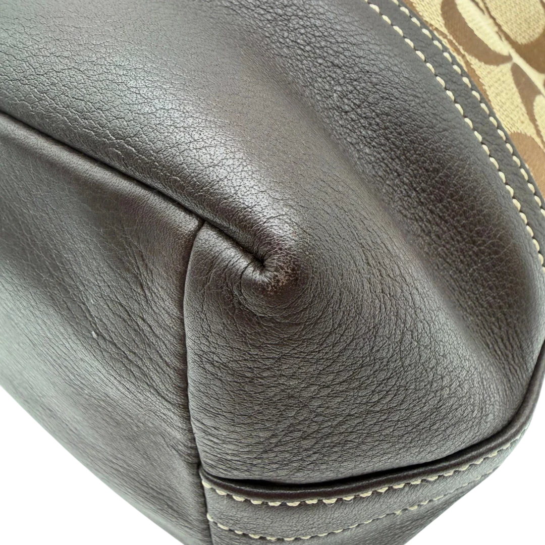 https://cdn.shopify.com/s/files/1/0564/9376/8855/files/Coach_Schultertasche_Signature_beige___braun_6.webp?v=1782312991