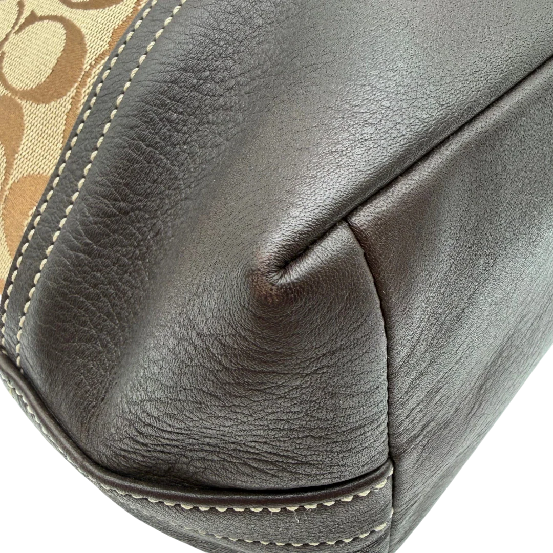 https://cdn.shopify.com/s/files/1/0564/9376/8855/files/Coach_Schultertasche_Signature_beige___braun_7.webp?v=1782312991
