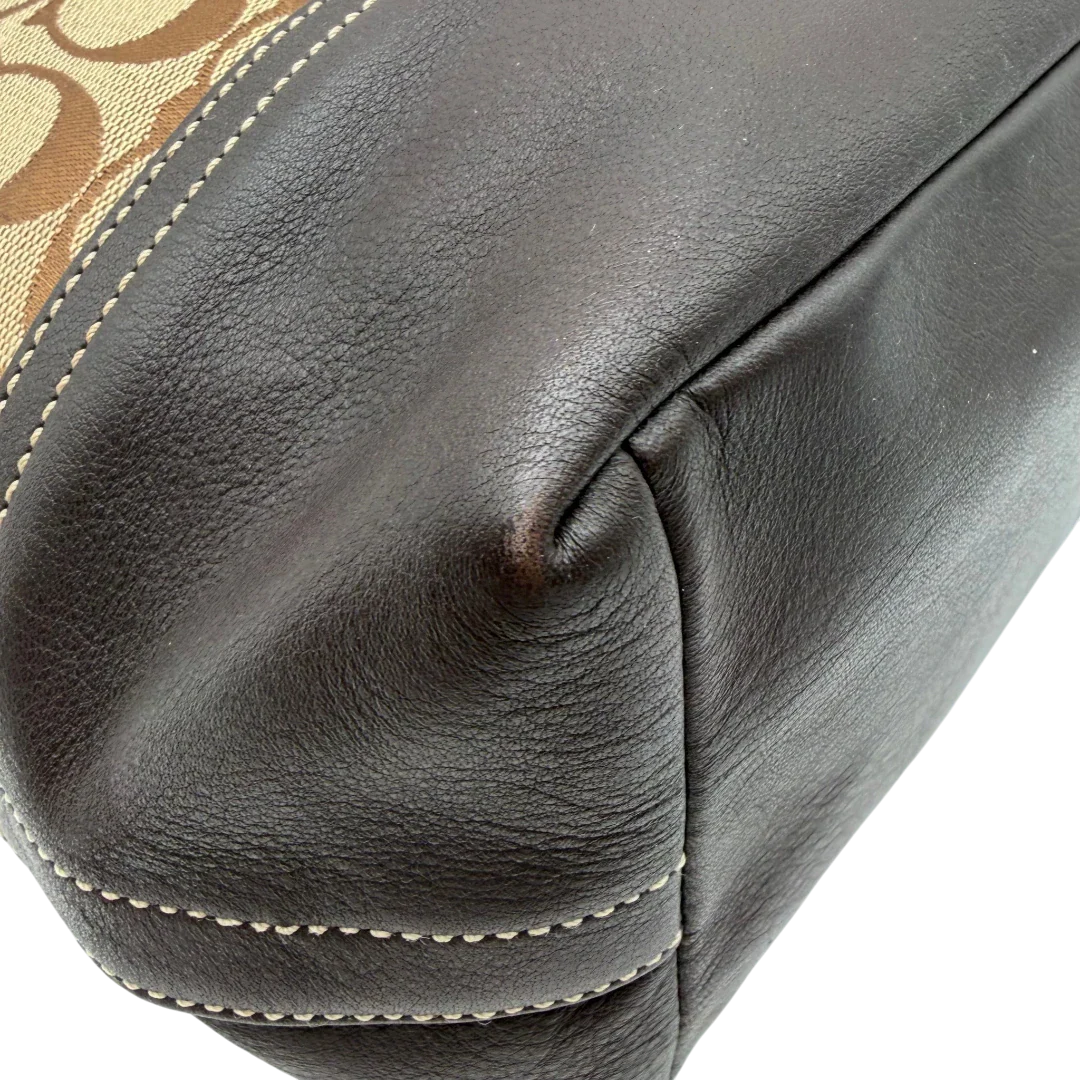 https://cdn.shopify.com/s/files/1/0564/9376/8855/files/Coach_Schultertasche_Signature_beige___braun_9.webp?v=1782312990