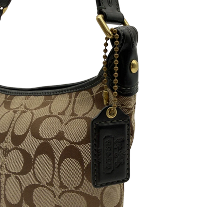 https://cdn.shopify.com/s/files/1/0564/9376/8855/files/Coach_Schultertasche_Signature_beige___schwarz_10.webp?v=1782910163