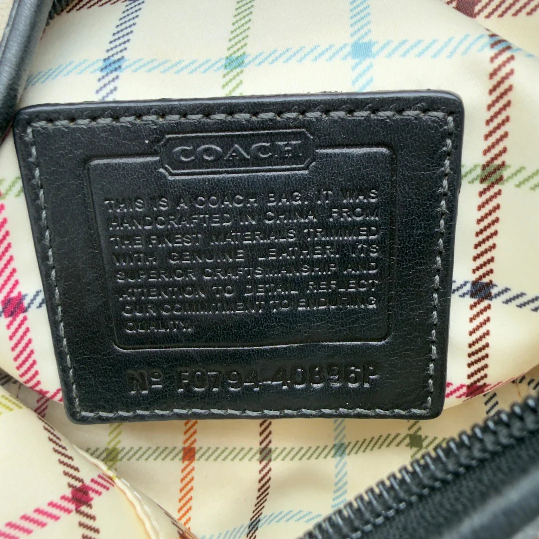 https://cdn.shopify.com/s/files/1/0564/9376/8855/files/Coach_Schultertasche_Signature_beige___schwarz_13.webp?v=1782910164
