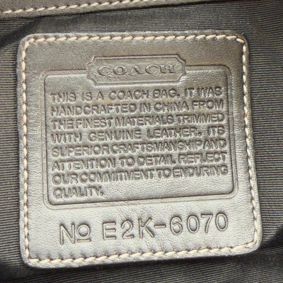 https://cdn.shopify.com/s/files/1/0564/9376/8855/files/Coach_Schultertasche_Signature_beige___schwarz_vintage8719.webp?v=1781084795