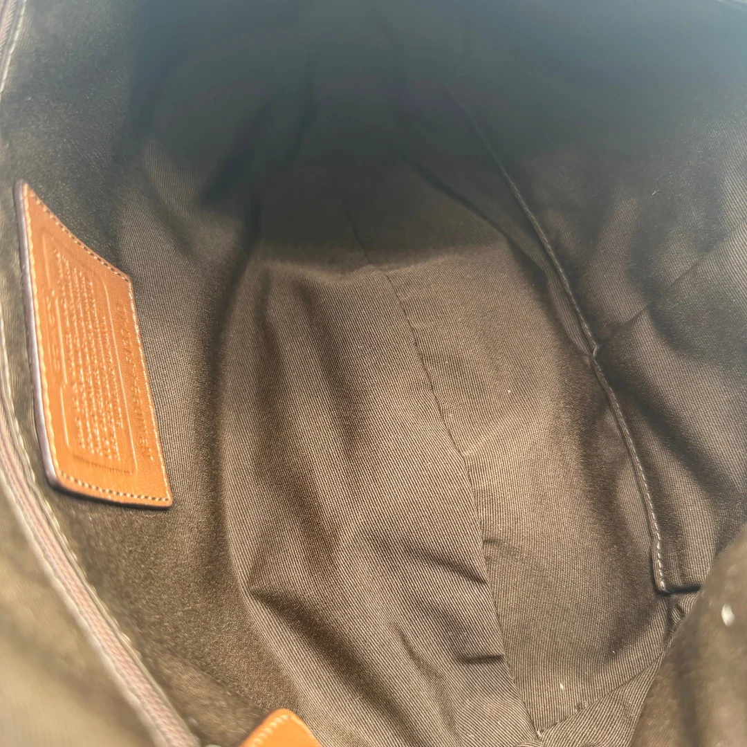 https://cdn.shopify.com/s/files/1/0564/9376/8855/files/Coach_Schultertasche_Signature_large_beige___braun_12.webp?v=1782312708