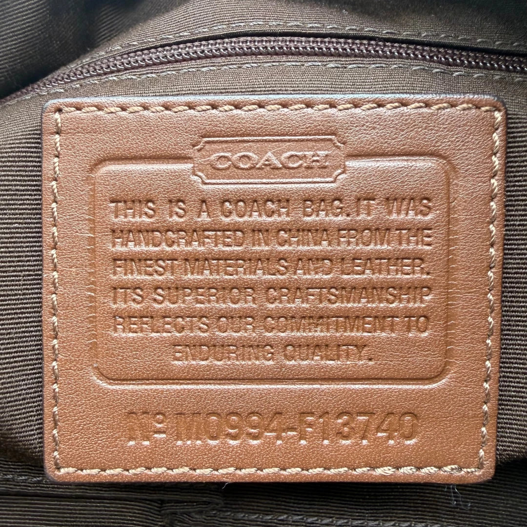 https://cdn.shopify.com/s/files/1/0564/9376/8855/files/Coach_Schultertasche_Signature_large_beige___braun_13.webp?v=1782312709