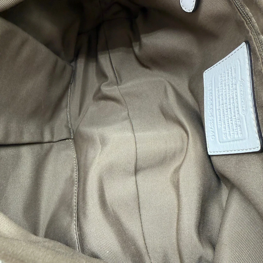 https://cdn.shopify.com/s/files/1/0564/9376/8855/files/Coach_Schultertasche_Signature_large_beige___weiss_vintage8003.webp?v=1780489241