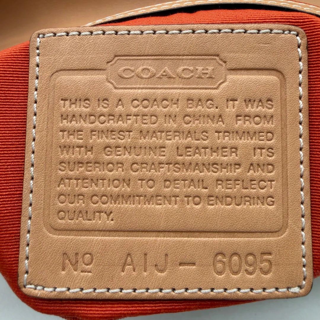 https://cdn.shopify.com/s/files/1/0564/9376/8855/files/Coach_Schultertasche_Soho_Signature_Square_bag_beige_16.webp?v=1782312488