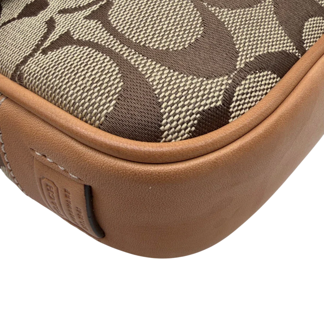 https://cdn.shopify.com/s/files/1/0564/9376/8855/files/Coach_Schultertasche_Soho_Signature_Square_bag_beige_7.webp?v=1782312487