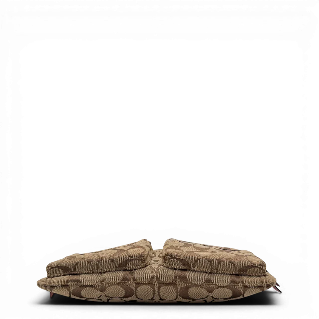 https://cdn.shopify.com/s/files/1/0564/9376/8855/files/Coach_Schultertasche_mit_zwei_Taschen_Signature_beige_vintage8019.webp?v=1780489438