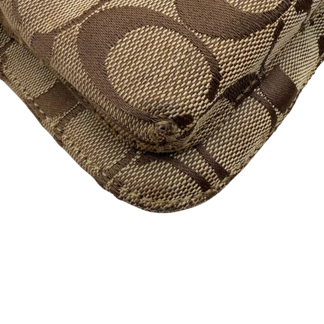 https://cdn.shopify.com/s/files/1/0564/9376/8855/files/Coach_Schultertasche_mit_zwei_Taschen_Signature_beige_vintage8021.webp?v=1780489439