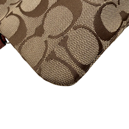 https://cdn.shopify.com/s/files/1/0564/9376/8855/files/Coach_Schultertasche_mit_zwei_Taschen_Signature_beige_vintage8023.webp?v=1780489439