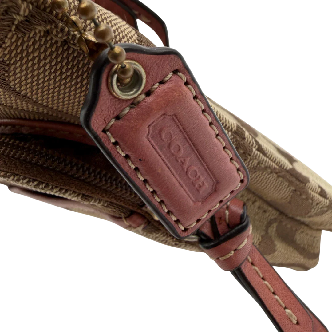 https://cdn.shopify.com/s/files/1/0564/9376/8855/files/Coach_Schultertasche_mit_zwei_Taschen_Signature_beige_vintage8026.webp?v=1780489439